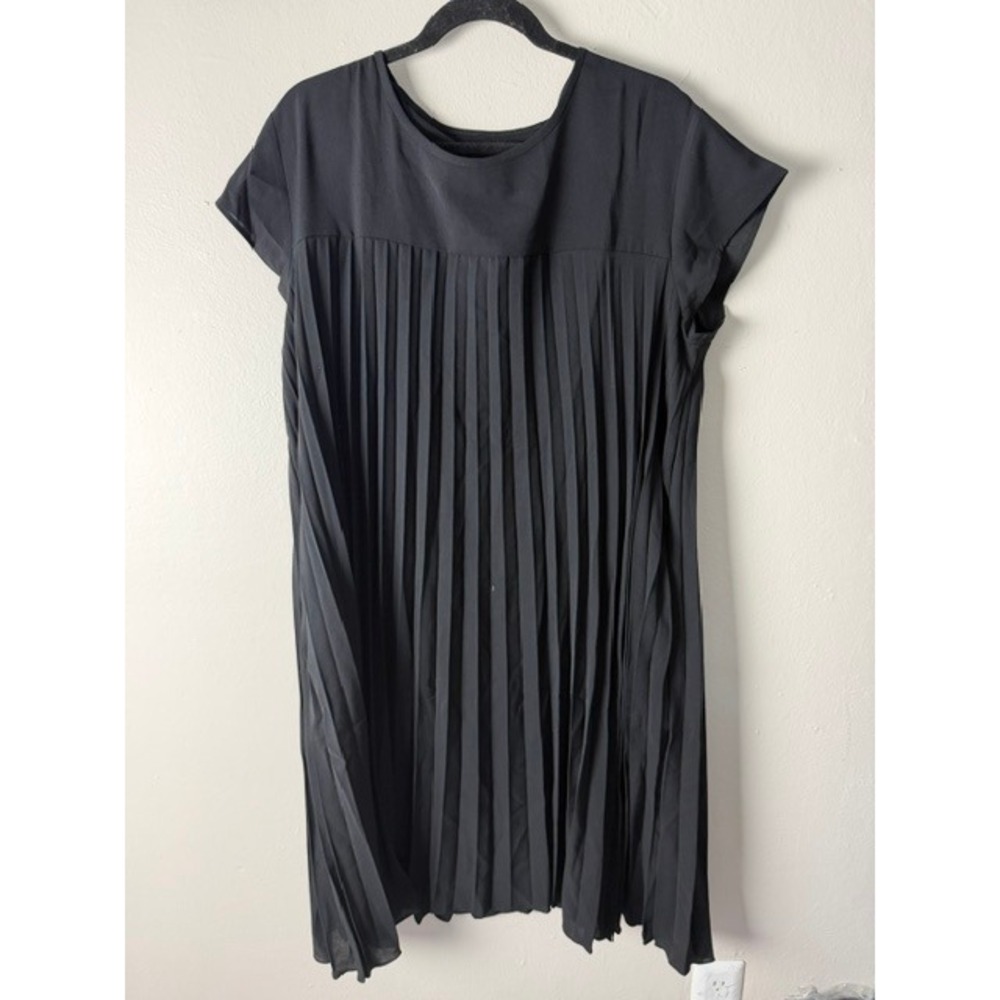 Black Pleated Shift Dress Short Sleeve Round Neck Accordion Pleat Mini Dress